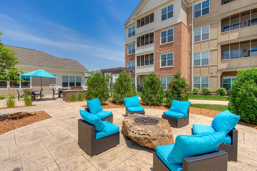 Outdoor patio and grill at Lakeside Apartments of Carmel